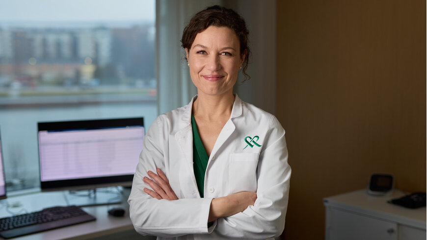 Ylilääkärinä työskennellyt onkologi ja tutkija Renske Altena hymyilee kuvassa.